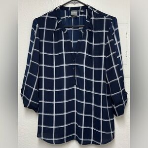 SOHO NEW YORK‎ COMPANY WOMEN  Navy and White Plaid Blouse